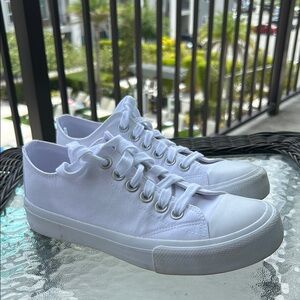 White Canvas Sneakers with memory foam insole